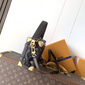 Alternative view of M26304 Dark Brown M15195 Black Waxed Leather M15226 Navy Blue M15224 Golden Brown M25071 Latte Brown M25160 Black M25072 Gray M24309 Charcoal Black Buckle continues to interpret Louis Vuitton's trunk-making heritage in the Fall/Winter 2025 collection.Crafted from the iconic Monogram Saga leather, this medium-sized Side Trunk handbag features a vintage-inspired texture, drawing inspiration from the classic trench coat worn by supermodel Freja Beha Erichsen during Nicolas Ghesquière's debut show. Designed with multiple carrying options, it effortlessly transitions between day and night occasions, blending practical functionality with elegant sophistication.16 x 8.5 x 23.5 cm (H x W x L) Cowhide leather Cowhide leather trim Fabric lining Metal hardware Zip closure with S-lock clasp on side Sliding side shoulder strap Holds a 6.7-inch smartphone, headphones, Sarah wallet, keys, and lipstick Shoulder strap:Removable, adjustable Strap half-length: 45.0 cm Adjustable to: 55.0 cm Handle: Single handle, removable